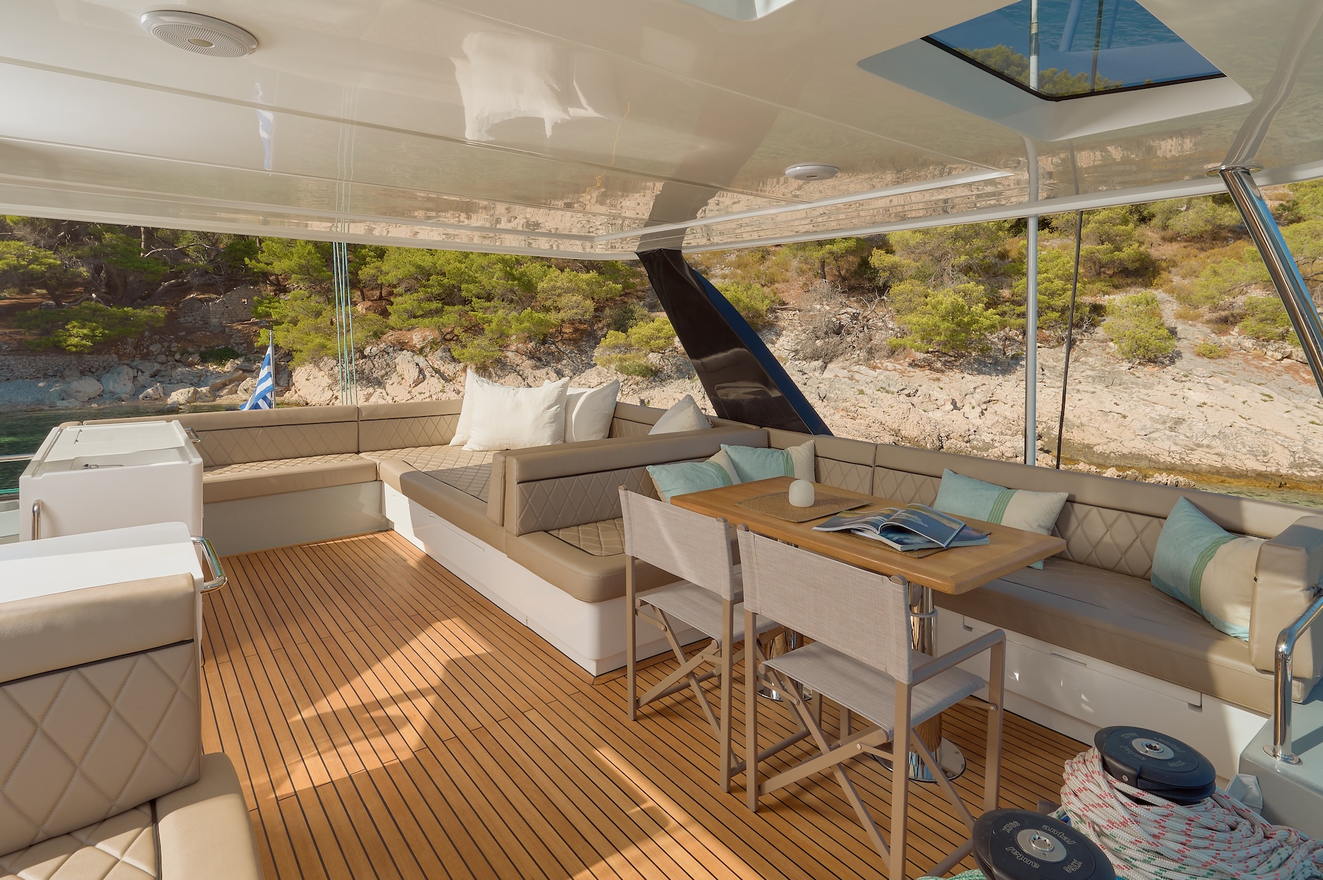 zora-nua-lounging-area-on-deck